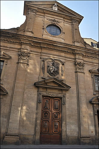La façade de la basilique Santa Trinita